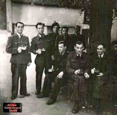 306-squadron-ground-crew-having-a-pint